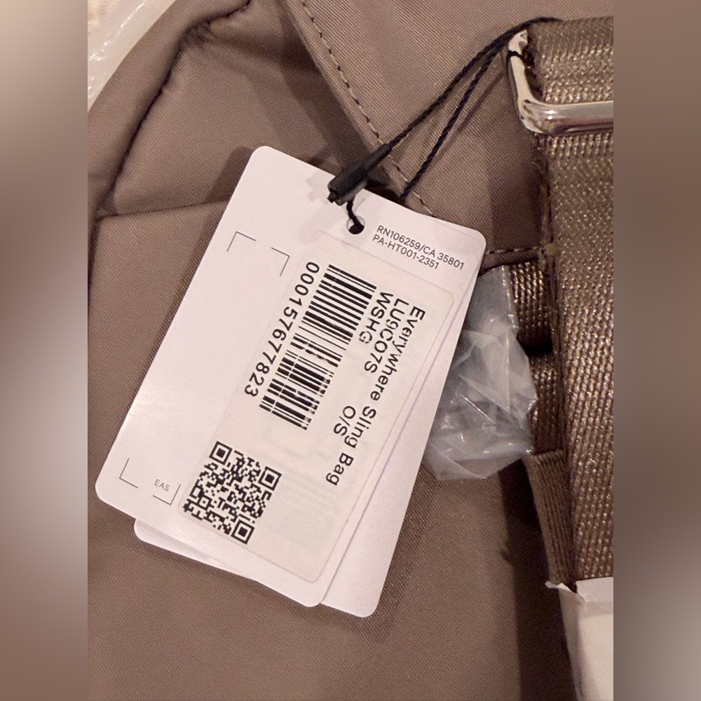 Lululemon Everywhere Sling Bag 4.2L- Warm Ash Grey - Picture 4 of 9